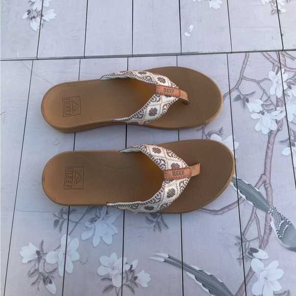 Reef Women's Brown Patterned Sandals - Picture 2 of 6